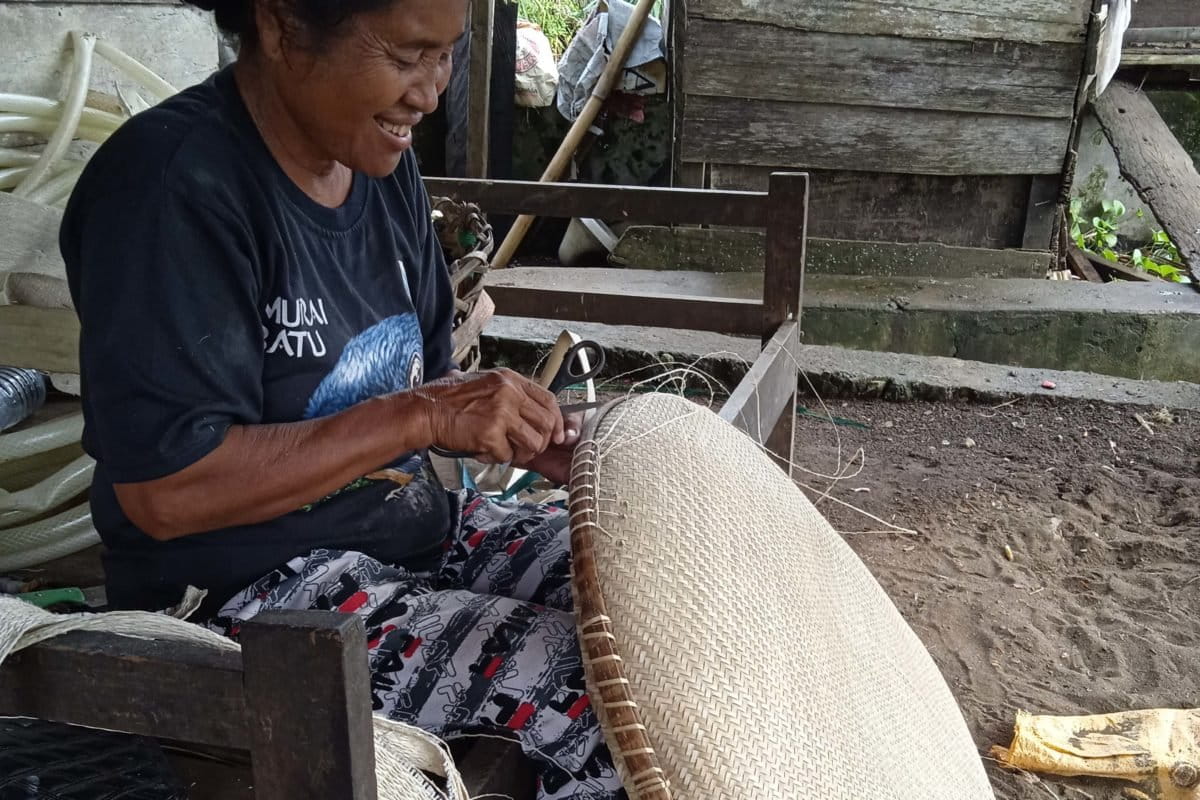 Perempuan Wale bikin kerajinan. Foto: Mahmud Ichi/ Mongabay Indonesia