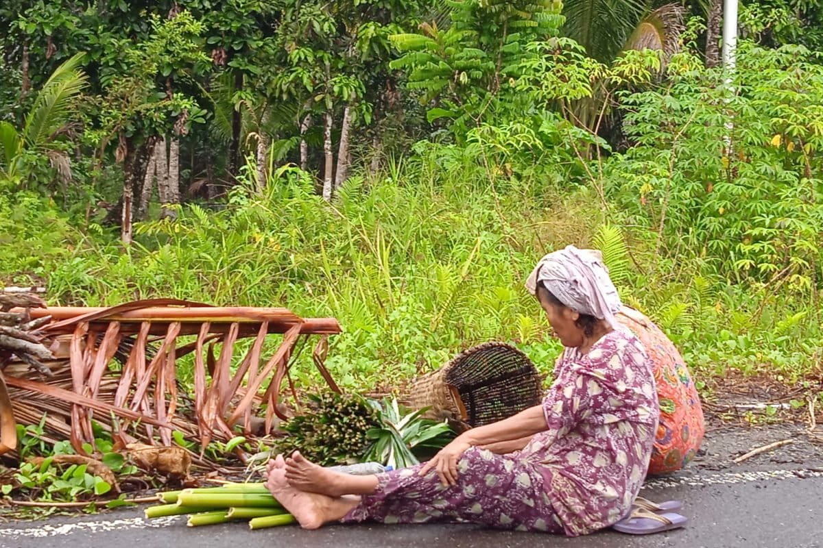 Prempuan Wale, istirahat usai berkebun. Foto: