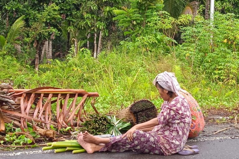 Prempuan Wale, istirahat usai berkebun. Foto: