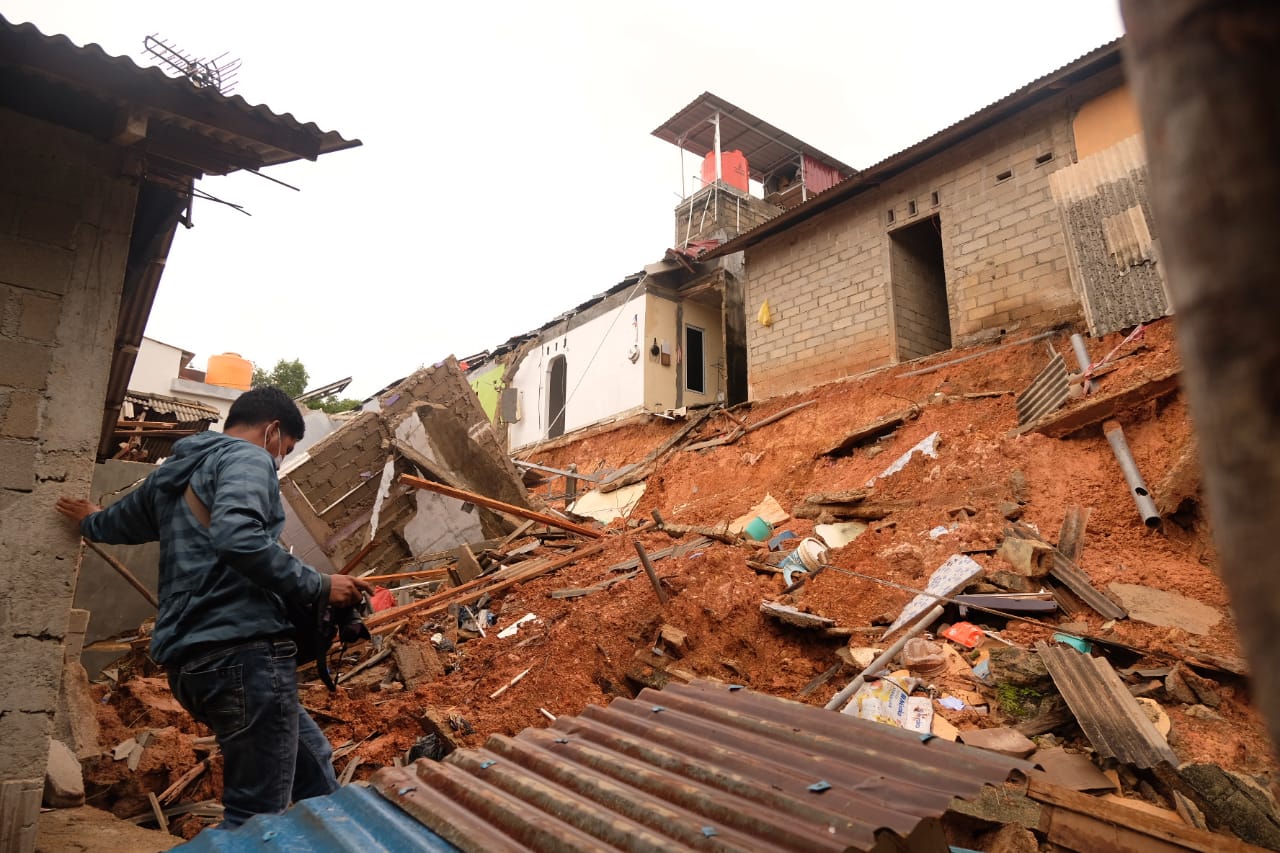 Salah satu rumah warga yang mengalami longsor di Tanjungpinang, Kepulauan Riau, awal tahun 2021. Foto: Yogi Eka Sahputra/ Mongabay Indonesia 