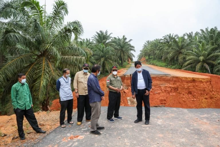 Gubernur Kepri Isdianto saat meninjau jalan putus setelah kawasan ini diguyut hujan cukup lama. Ruas jalan tersebut diapit oleh kebut sawit perusahaan Tirta Madu, perusahaan yang memiliki luas sawit terbesar di Provinsi Kepulauan Riau. Sumber foto: Humas Pemprov Kepri