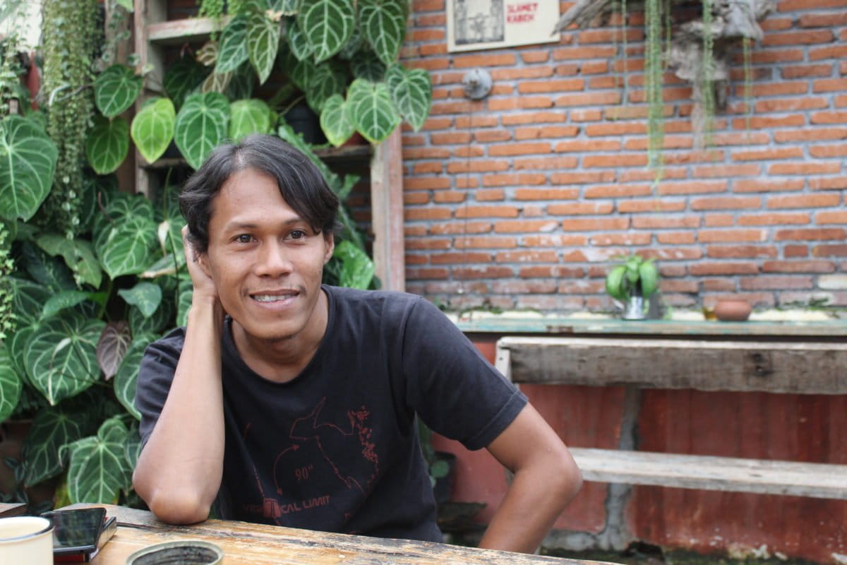 Imam Taufiqurrahman bekerja sebagai peneliti, penulis dan editor buku Atlas Burung Indonesia. Foto: Eko Widianto/ Mongabay Indonesia