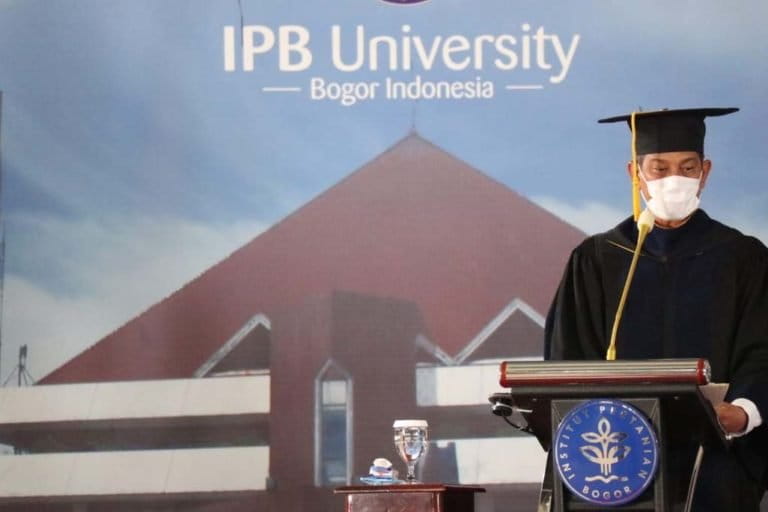 IPB memberikan gelar Doktor Honoris Causa kepada Letjen TNI Doni Monardo, dalam bidang Ilmu Pengelolaan Sumberdaya Alam dan Lingkungan Hidup, 27 Maret lalu. Doni dinilai menunjukkan sikap kepemimpinan lingkungan (environtmental leadership) dalam memperjuangkan isu lingkungan secara konsisten. Foto: BNPB