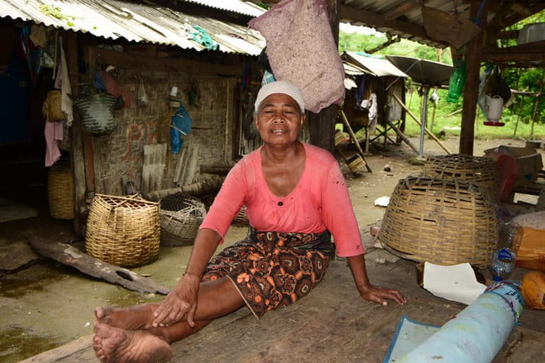 Inaq Sainah memegang lututnya yang nyeri karena rematik. Dia masih tinggal di dalam kawasan dan tidak tahu kapan akan menunggu giliran tergusur. Foto: Fathul Rakhman / Mongabay Indonesia