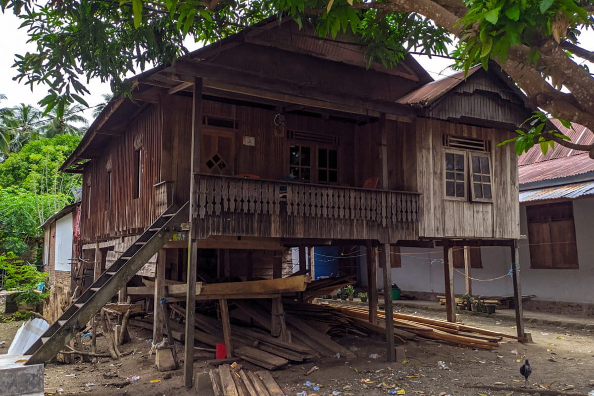 atu rumah panggung yang tak rusak ketika gempa di Tappalang Mamuju - Agus Mawan.jpg