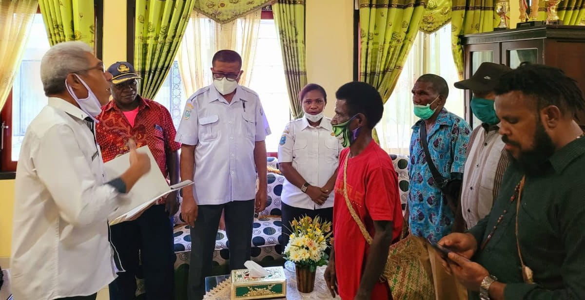 Ishak-Loukon-Asisten-2-Setda-Kabupaten-Teluk-Bintuni-menyerahkan-SK-Bupati-kepada-Donatus-Ogoney-perwakilan-marga-Ogoney.jpg March 19, 2021