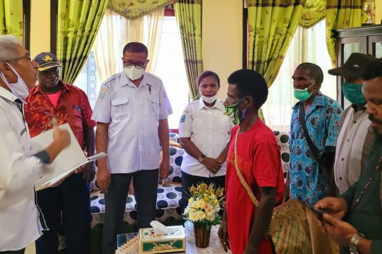 Ishak-Loukon-Asisten-2-Setda-Kabupaten-Teluk-Bintuni-menyerahkan-SK-Bupati-kepada-Donatus-Ogoney-perwakilan-marga-Ogoney.jpg March 19, 2021