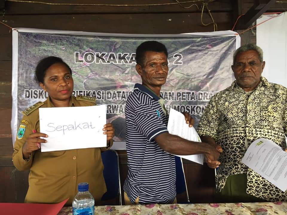 Yustina-Ogoney-Kepala-Distrik-Merdey-bersama-masyarakat-saat-proses-pendataan-partisipatif.jpeg March 19, 2021