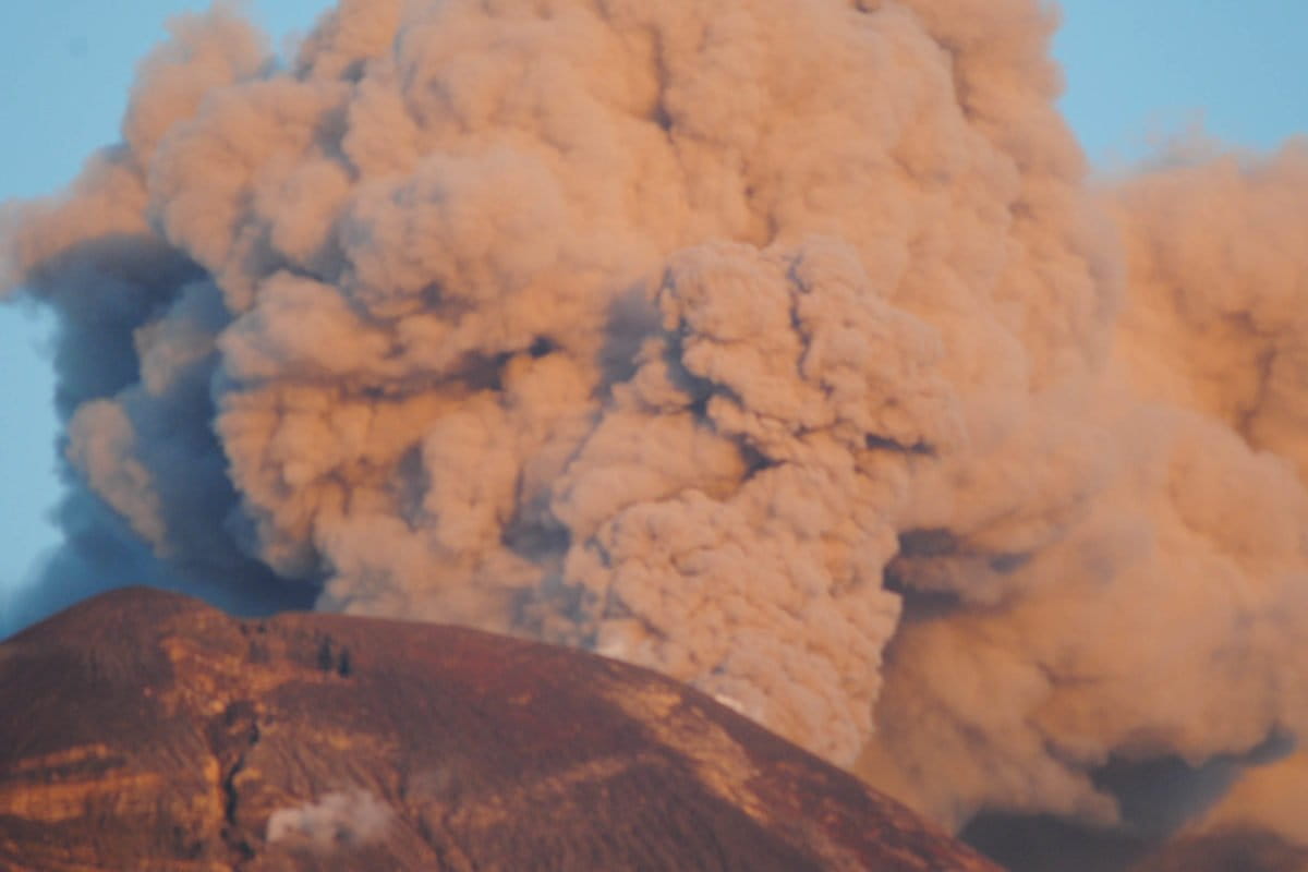 Erupsi Gmaama pada 2015. Foto: Mahmud Ichi/ Mongabay Indonesia