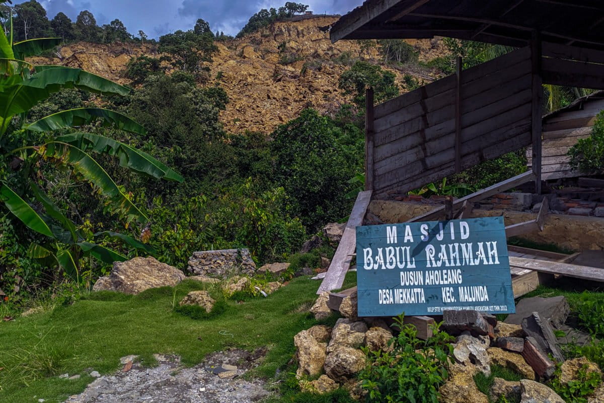 Masjid-Aholeang-runtuh-Agus-Mawan.j