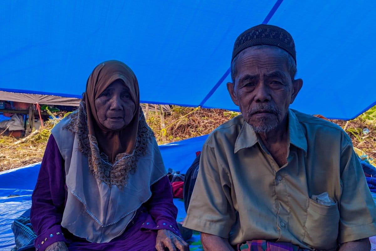 Jumriah-dan-Massagala-orang-tua-mendiang-Nurlia-Agus-Mawan.jpg