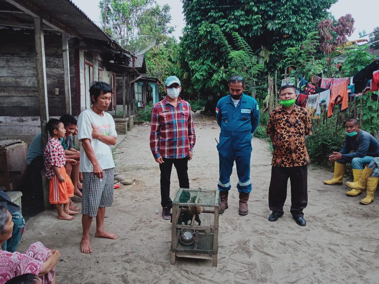 Warga di Tapanuli Selatan mau lepasliarkan kukang. Foto: Frans M 