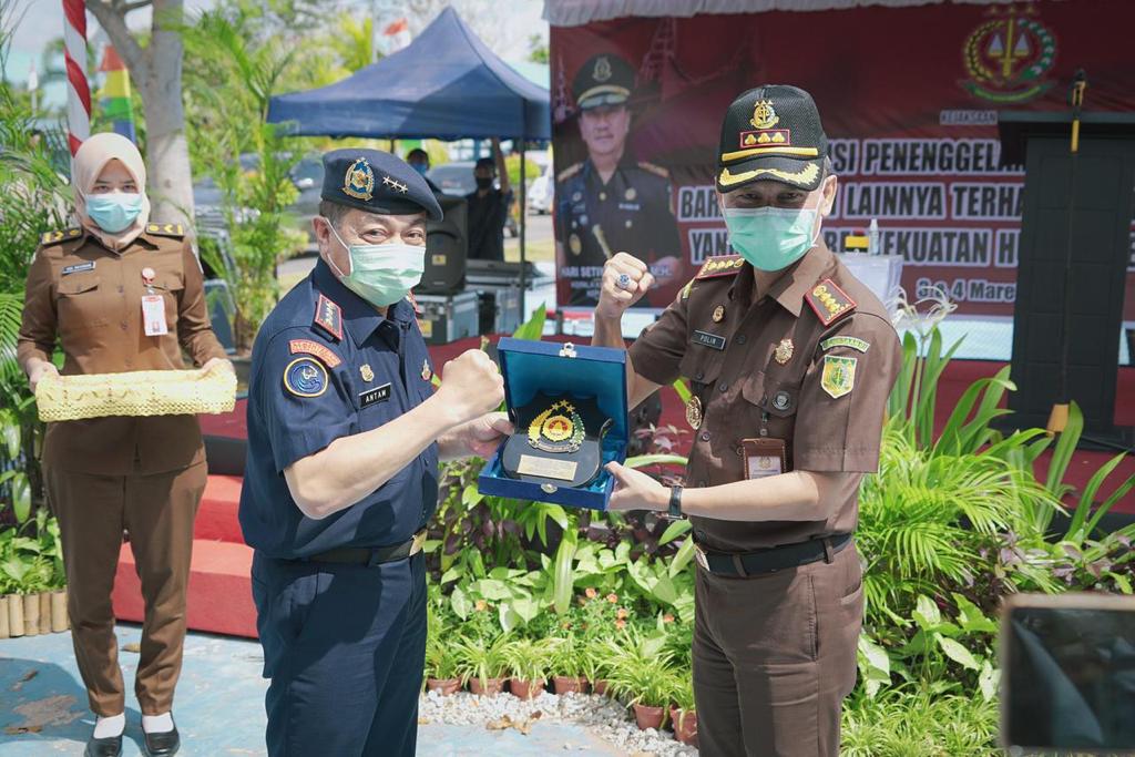 Saling bekerjasama antar instansi buat melawan praktik illegal fishing. Foto: KKP