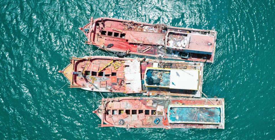 Foto-udara-tiga-kapal-asing-pencuri-ikan-di-tenggelamkan-di-Perairan-Batam-Provinsi-Kepri.-Kapal-ditenggelamkan-setelah-berkeputusan-tetap.-Humas-KKP.jpg