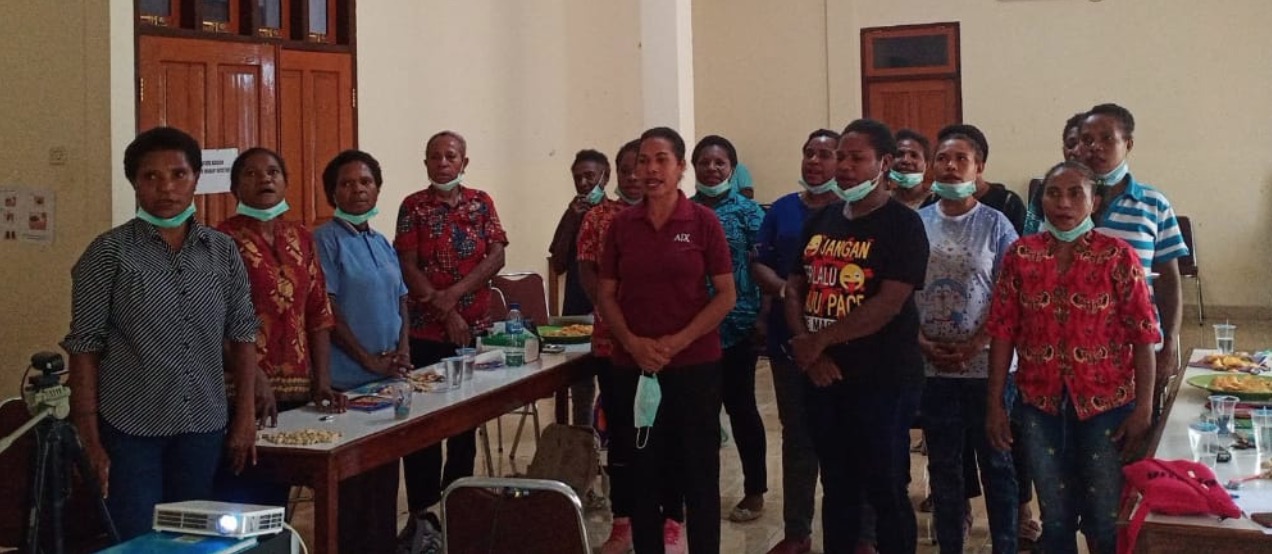 Naomi-Kabri-bersama-kelompok-perempuan-dari-wilayah-Unurum-Guay-dalam-satu-kesempatan-kegiatan-perempuan-di-Jayapura.