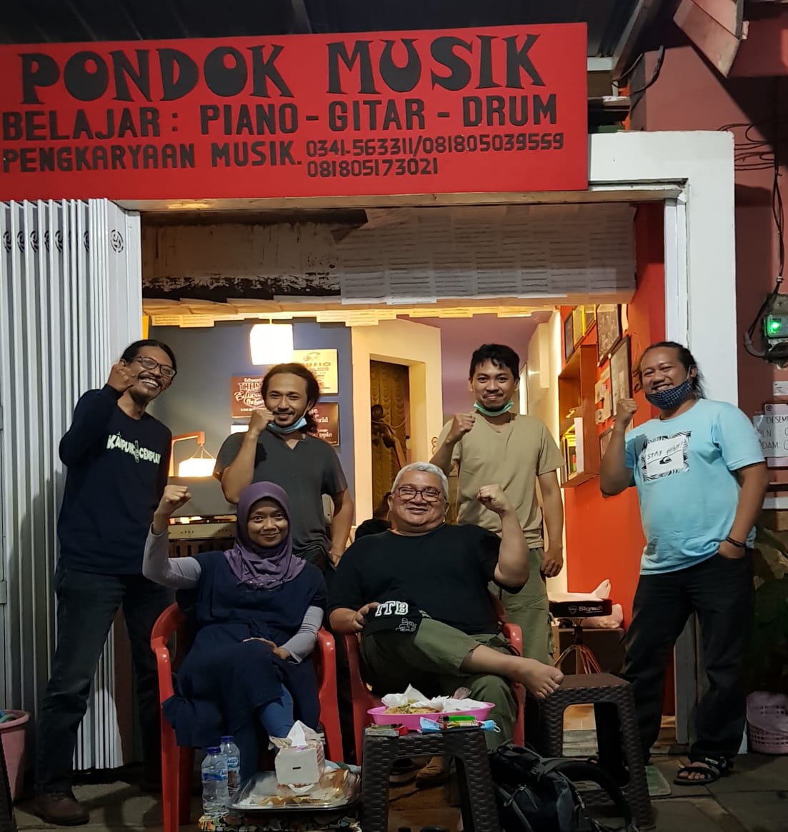 Andang Bachtiar bersama tim penggarap lagu. Foto: Eko Widoanto/ Mongabay Indonesia