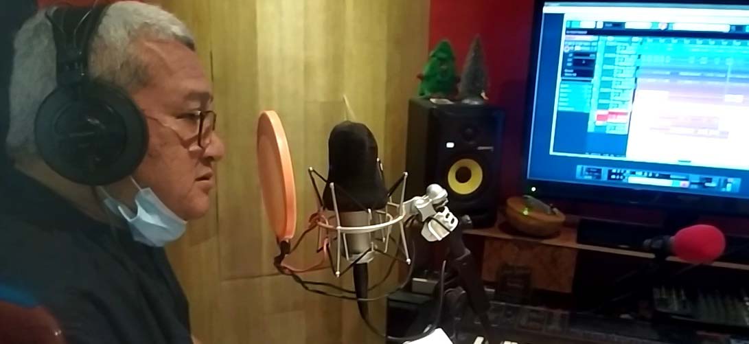 Andang Bachtiar, seorang geolog, menggarap album berisi belasan lagu. Foto: Eko Widianto/ Mongabay Indonesia