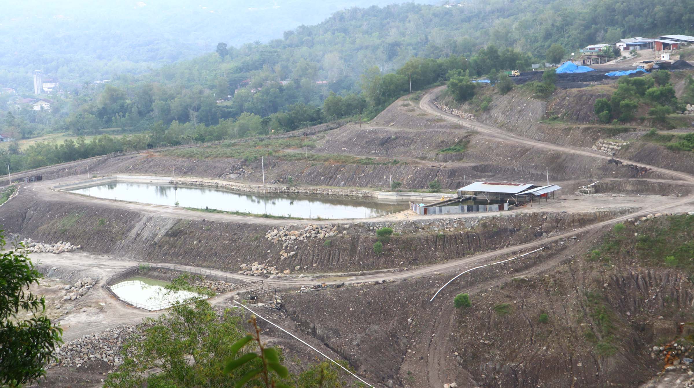  Warga Sikalang, Sawahlunto, gusar dan was-was. Tambang batubara di bagian bawah terus membuka lahan, mereka khawatir pemukiman mereka yang berada di dataran atas ambles, seperti yang pernah terjadi sebelumnya. Foto: Jaka HB/ Mongabay Indonesia