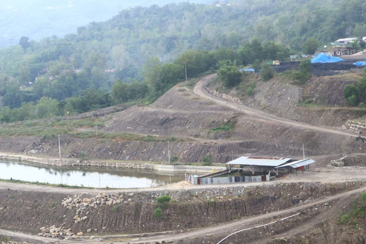 Warga Sikalang, Sawahlunto, gusar. Dengan tambang batubara di bagian bawah terus membuka lahan, mereka khawatir pemukiman yang berada di dataran atas ambles, seperti yang pernah terjadi sebelumnya. Foto: Jaka HB/ Mongabay Indonesia