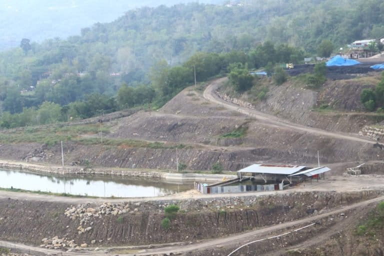 Warga Sikalang, Sawahlunto, gusar. Dengan tambang batubara di bagian bawah terus membuka lahan, mereka khawatir pemukiman yang berada di dataran atas ambles, seperti yang pernah terjadi sebelumnya. Foto: Jaka HB/ Mongabay Indonesia
