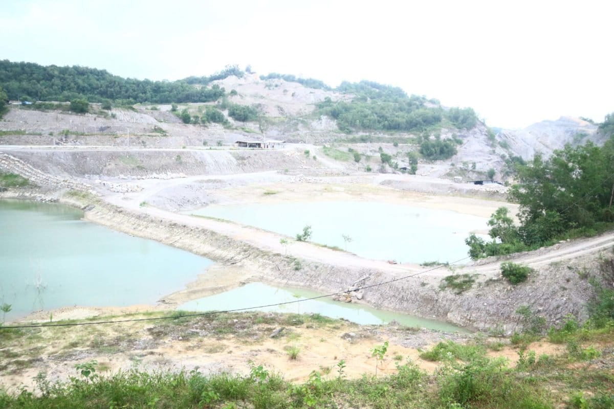 Lubang tambang di Sawahlunto. yang membuat warga Sikalang, yang berada di bagian atas resah. Foto: Jaka HB/Mongabay Indonesia