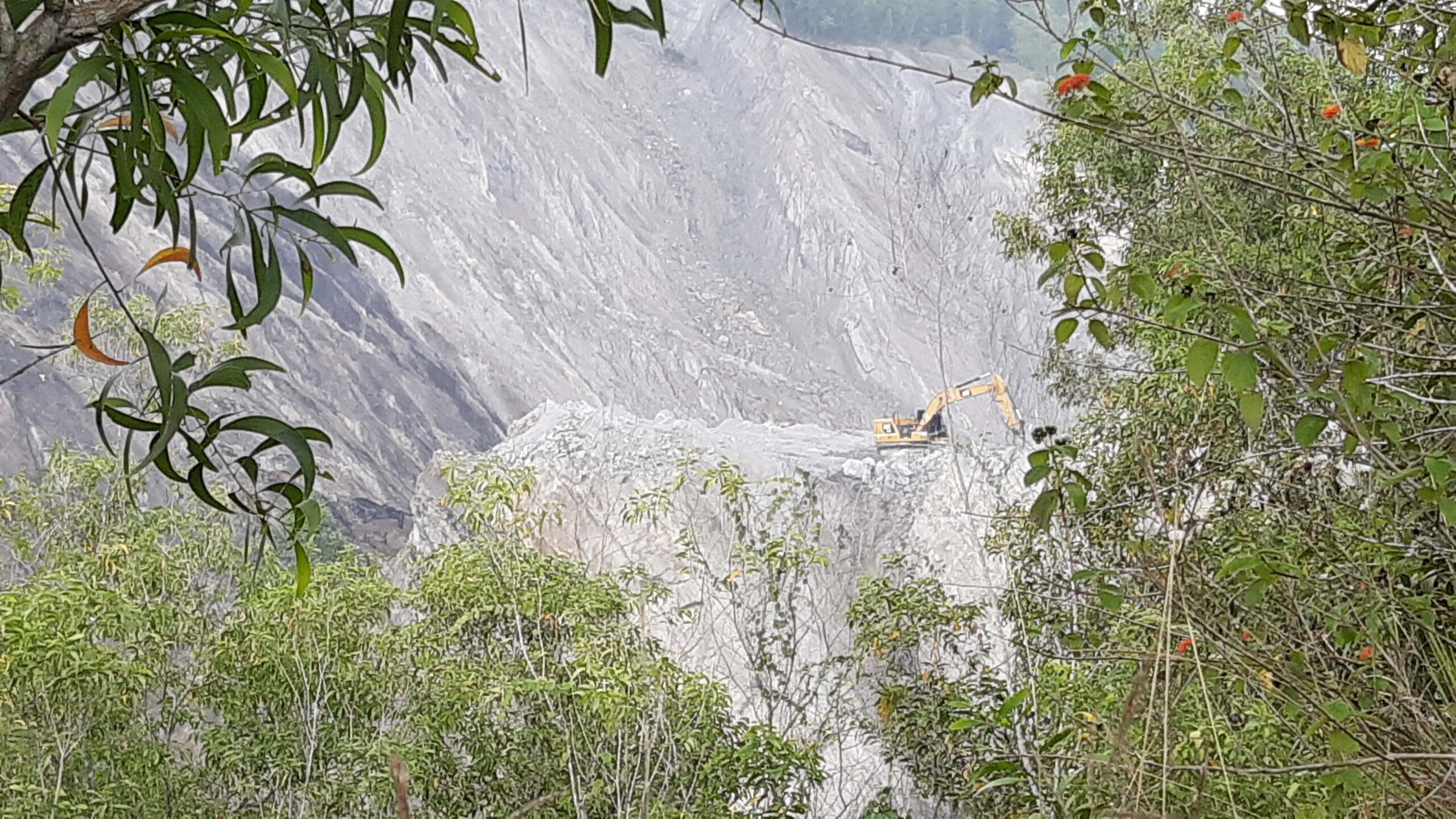 Alat berat mengeruk tanah untuk mendapatkan batubara. Foto: Jaka HB/ Mongabay Indonesia