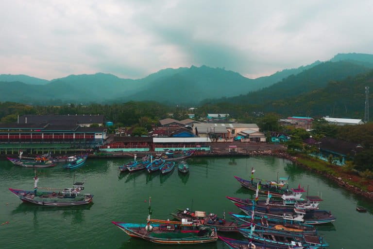 Nelayan di Pantai Prigi, Kabupaten Trenggalek diliputi keresahan menyusul rencana penambangan emas oleh PT. SMN. Mereka khawatir rencana tersebut berdampak pada ekosistem laut. Foto: widya andriana 
