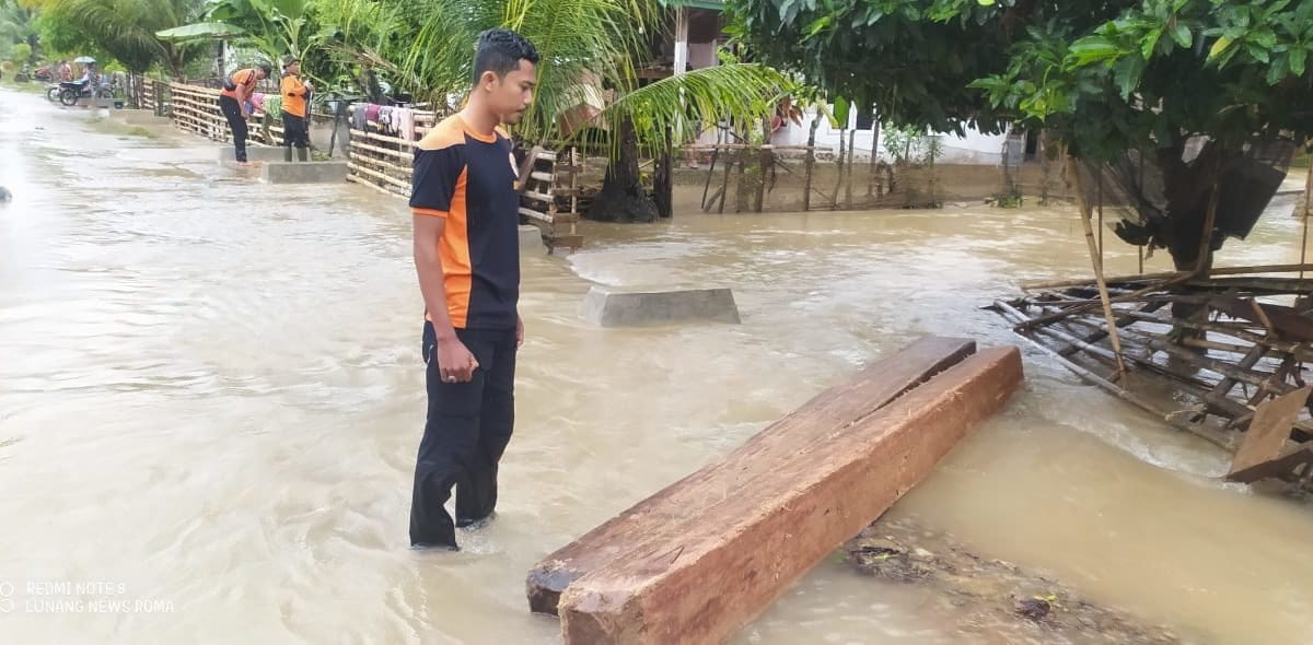 Kayu-kayu yang berserakan di pemukiman warga pada saat terjadi banjir. Foto: Vinolia/ Mongabay Indonesia
