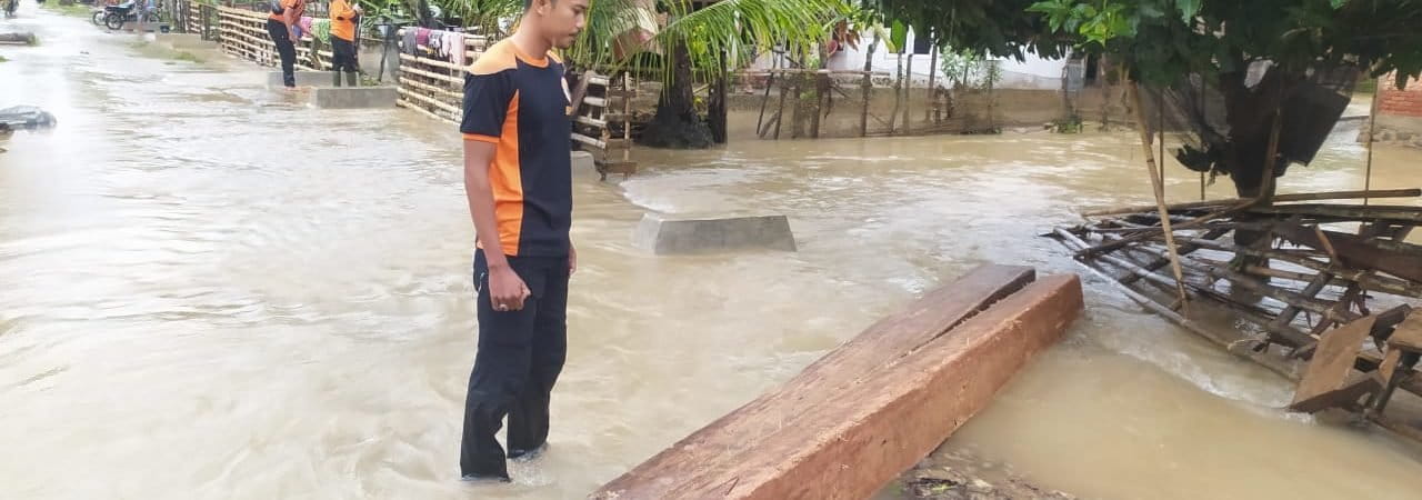 Kayu-kayu yang berserakan di pemukiman warga pada saat terjadi banjir. Foto: Vinolia/ Mongabay Indonesia