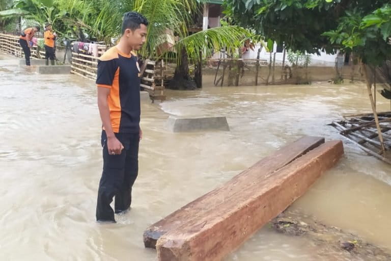 Kayu-kayu yang berserakan di pemukiman warga pada saat terjadi banjir. Foto: Vinolia/ Mongabay Indonesia