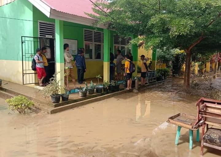 Sebuah sekolah dasar (SD) di Nagari Kampuang Tangah, Tapan yang terendam lumpur akibat banjir. Foto: Vinolia