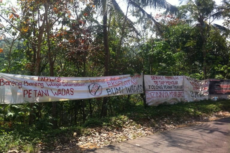 Spanduk protes di Desa Wadas. Foto: Nuswantoro/ Mongabay Indonesia