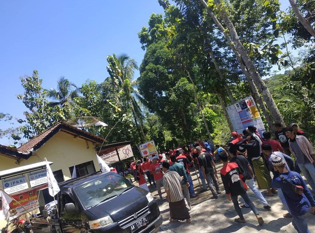 Suasana di Balai Desa Wadas. Foto: Gempadewa