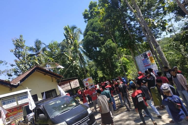 Suasana di Balai Desa Wadas. Foto: Gempadewa