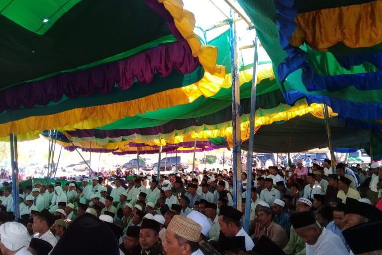 Massa yang berkumpul saat istighasah kubro sekaligus menolak eksploitasi lahan. Foto: Moh. Tamimi/Mongabay Indonesia 