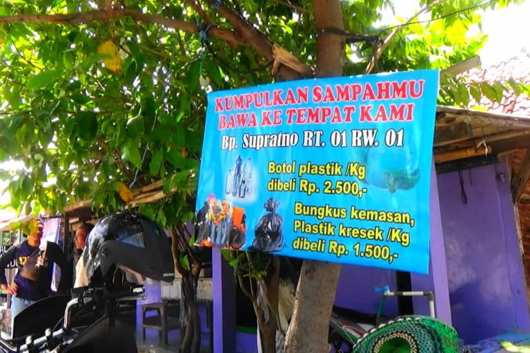 Warga bisa menjual sampah plastik ke bank sampah. Foto: Nuswantoro/ Mongabay Indonesia