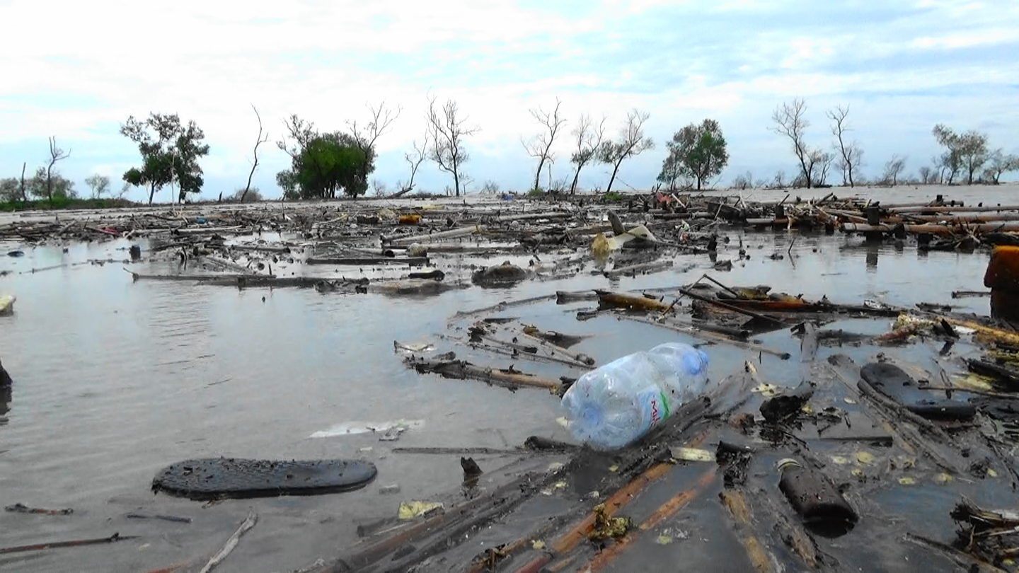 Sampah dan abrasi di pesisir Demak. Foto: Nuswantoro/ Mongabay Indonesia