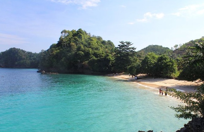 Pantai tiga warna terlihat degradasi tiga warna hijau dilihat dari areal perbukitan. (Foto : CMC Tiga Warna)