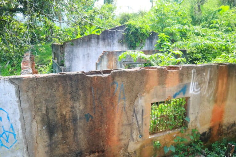 Salah satu rumah yang roboh karena tanah bergeser. Foto: Jaka HB/ Mongabay Indonesia