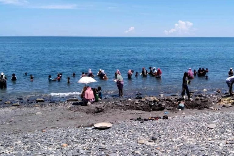 Warga ramai-ramai cari emas setelah ada warga temukan emas di sana. Foto: screen shot video