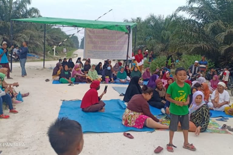 Warga Adat Pantai Raja, saat protes kepada PTPN V. Foto: dokumen warga