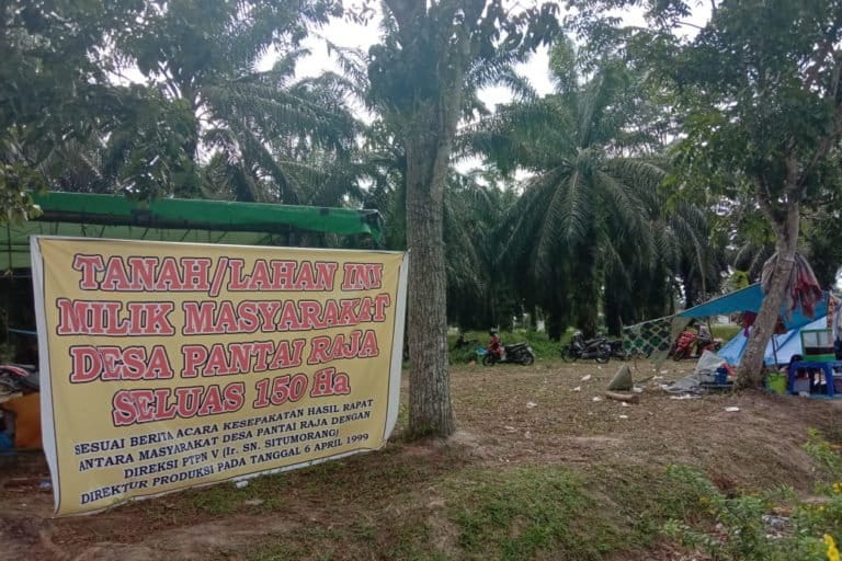 Aksi warga menduduki lahan bersengketa. Foto: dokumen warga