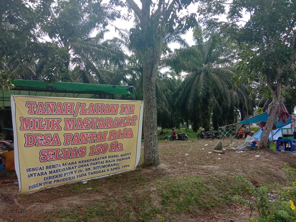Aksi warga menduduki lahan bersengketa. Foto: dokumen warga