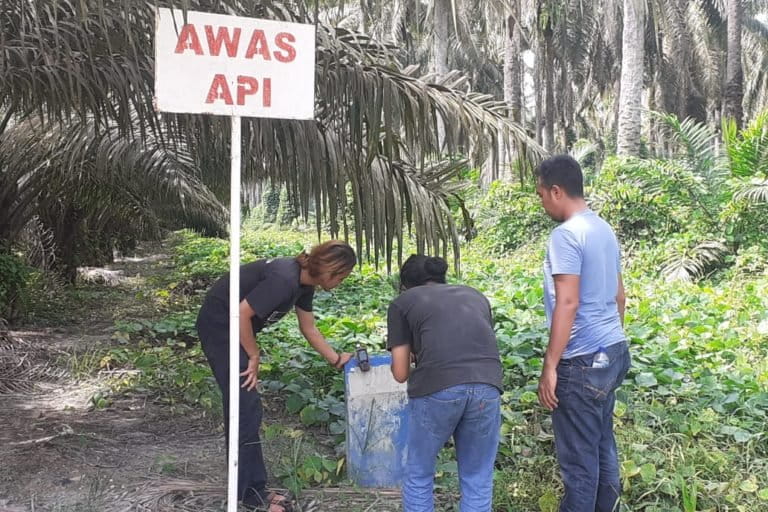 Mengecek tapal batas lahan yang berkonflik antara Masyarakat Adat Pantai Raja dan PTPN V. Foto: Suryadi/ Mongabay Indonesia
