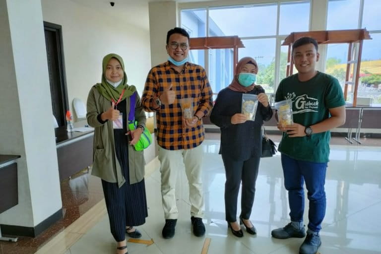 Komunitas Gubuk Tani Milenial dengan produk olahan dari hasil pertanian mereka. Foto: Chairul Ikhwan