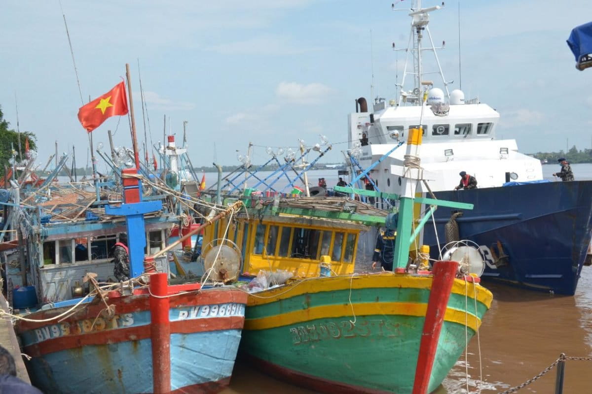 Dua dari lima kapal asing berbendera Vietnam yang ditangkap di Laut Natuna Utara dan telah dibawa di dermaga Pengawasan Sumber Daya Kelautan dan Perikanan Pontianak, Kalimantan Barat, Senin (12/4/2021). Foto : KKP