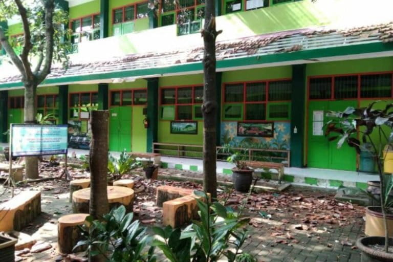 Atap gedung Madrasah Aliyah Negeri Turen ambruk, rusak akibat gempa dengan magnitudo 6,1 SR. (Foto : KSR PMI