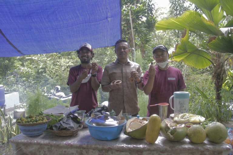 Untung Tamsil, Bupati Fakfak (tengah). Foto: Eko Rusdianto/ Mongabay Indonesia