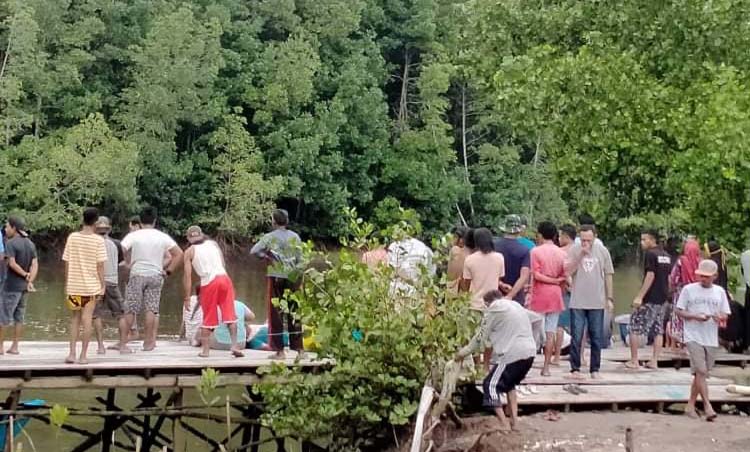 Warga dan Tim SAR berupaya mencari Yulianus yang hilang saat mencari kerang. Foto: Basarnas