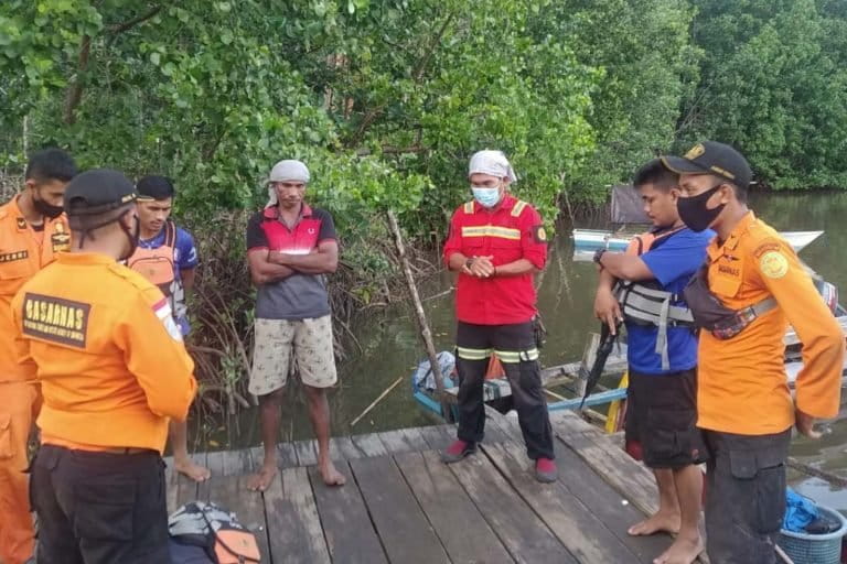 Tim SAR bersiap menyisir lokasi untuk mencari Yulianus, yang kena seret buaya. Foto: Basarnas